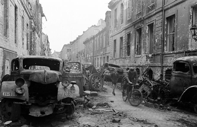 1. Улица Обервальштрассе в центре Берлина стала свидетелем самых ожесточенных боев между немецкими и советскими войсками весной 1945 года.