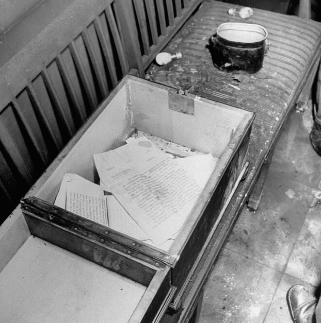 6. Документы (в основном сводки новостей от 29 апреля, за день до того, как Гитлер и Ева Бруан покончили с собой) внутри бункера Гитлера, Берлин, 1945 год.