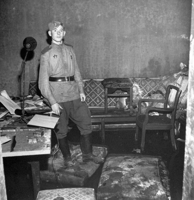 7. Советский солдат в бункере Гитлера, Берлин, 1945 год.