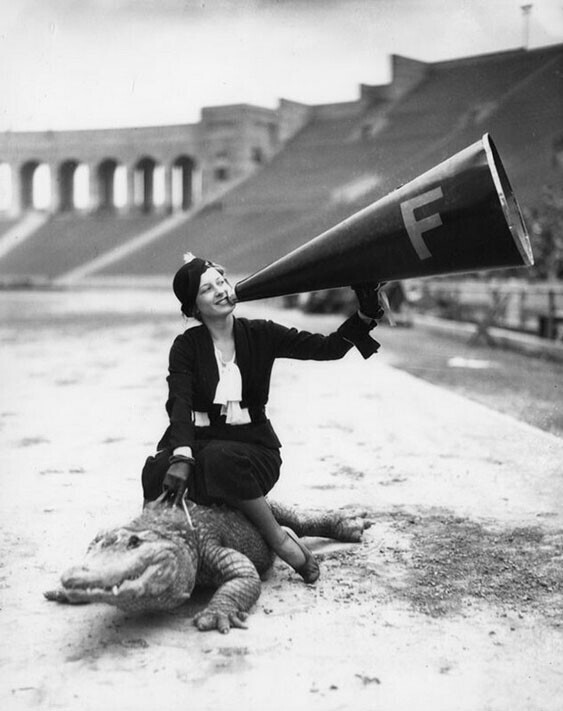 Женщина верхом на аллигаторе в Мемориальном Колизее Лос-Анджелеса, 1930-е гг