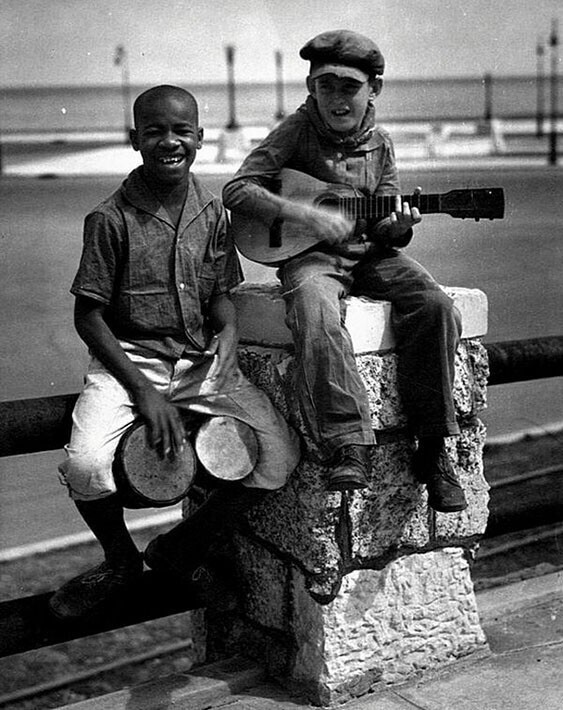 Мальчики играют на музыкальных инструментах на улице, Куба, 1933 год