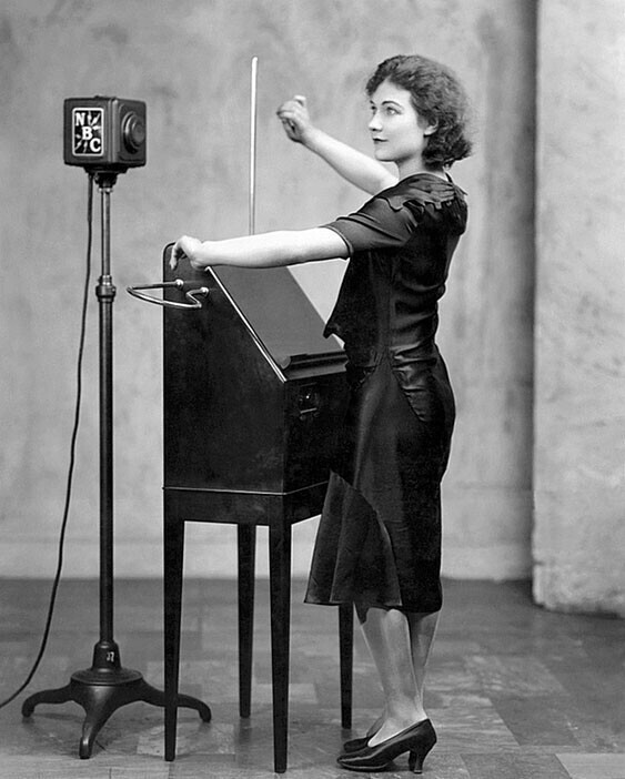 Александра Степанофф, первая ученица Леона Термена в США, играет на терменвоксе на радио NBC, 1930 год