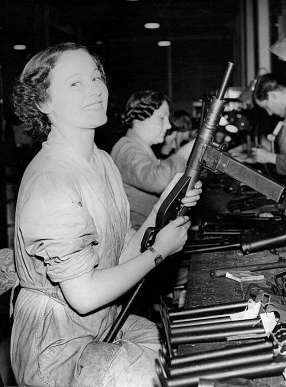  Британский завод по сборке пистолетов-пулеметов Sten. 1942 год