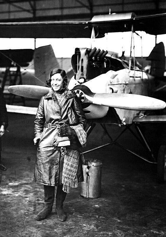 Английская летчица Эми Джонсон (1903-1941) показана на приземлении в Берлине. Она была первой женщиной, совершившей самостоятельный перелет из Лондона в Австралию в 1930 году
