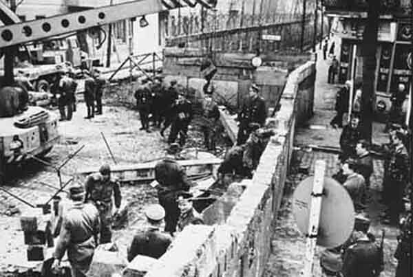 Берлинская стена отделяла Восточную Германию от Западного Берлина и была укреплена сторожевыми вышками и псами, земляными рвами, сигнальными ограждениями под электрическим напряжением и даже полосами из острых шипов.