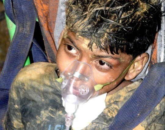 В Индии мальчик просидел 105 часов в колодце с лягушкой и змеёй
