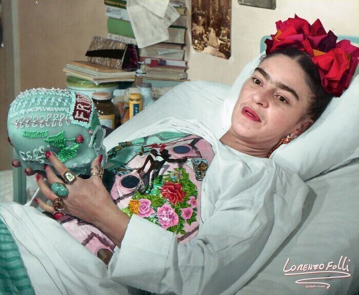 28. Фрида Кало держит в руках сахарный череп, 1951 год