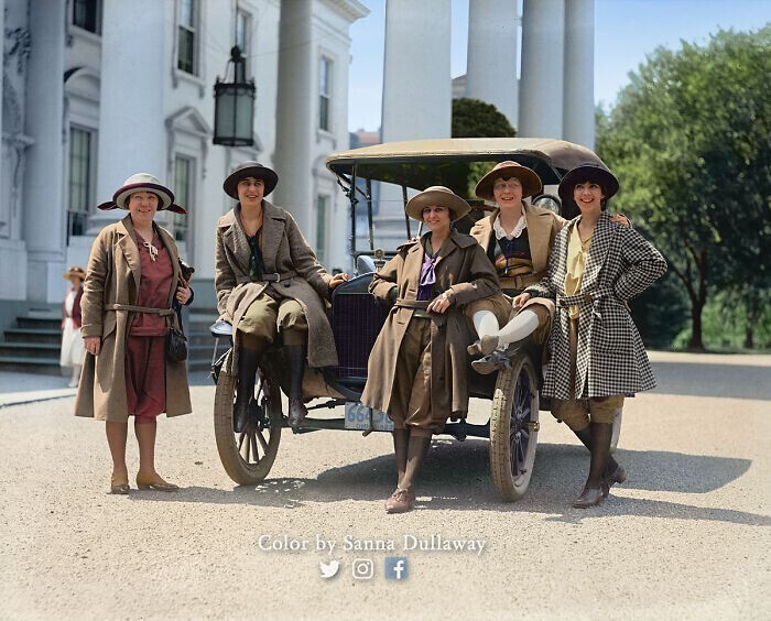 21. Группа женщин с автомобилем возле Белого дома, 1922 год