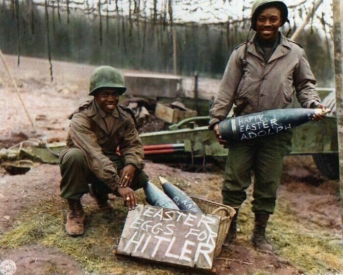 5. Два американских солдата с гордостью демонстрируют свои персонализированные «пасхальные яйца» (155-мм артиллерийские снаряды), сделанные специально для Адольфа Гитлера, 1945 год