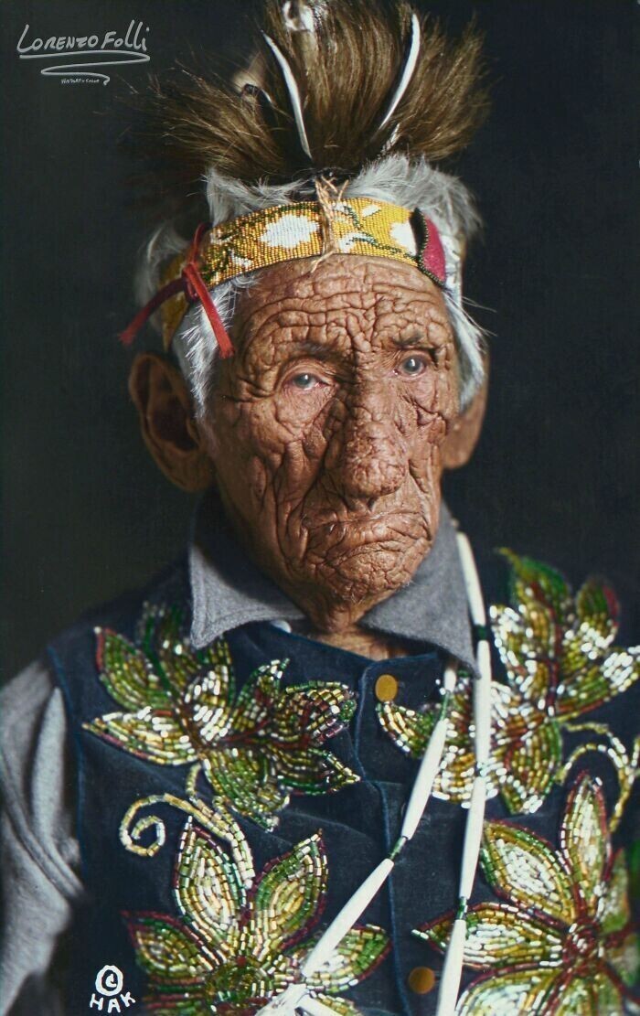 10. Портрет Джона Смита, также известного как Белый Волк, пожилого коренного американца чиппева из Касс-Лейк, штат Миннесота, в традиционной одежде, 1914 год
