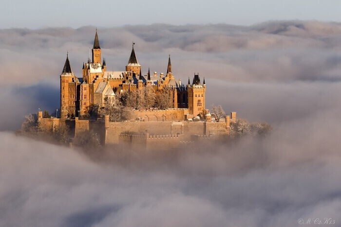 22. Замок Гогенцоллерн на рассвете зимним утром в море облаков, Германия