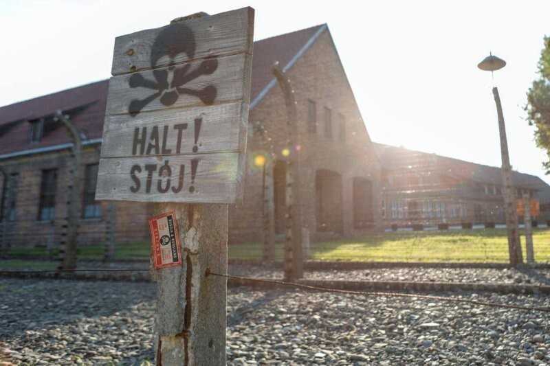 В Освенциме появились наклейки с воззванием к травле русских газом