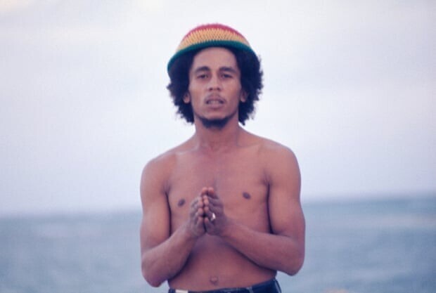 Боб Марли считали "белым человеком"в его общине на Ямайке. Это потому, что его отец был британцем, из-за этого он стал жертвой расизма в детстве