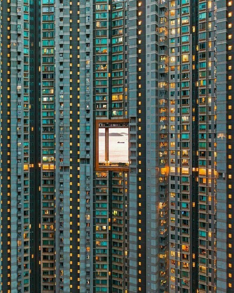 Зачем небоскребы в Гонконге строят с большими сквозными отверстиями