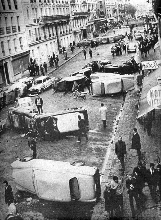 Улица в Латинском квартале после ночных столкновений между студентами и полицией. Париж. Франция. Май 1968 год