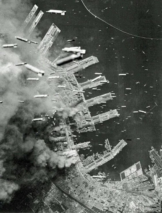 Кобе-Сити. Япония. 4 июня 1945 года. Сброс зажигательных бомб на Кобе-Сити, Япония, с американских супер-фортрессов B-29, на портовые доки и городские здания