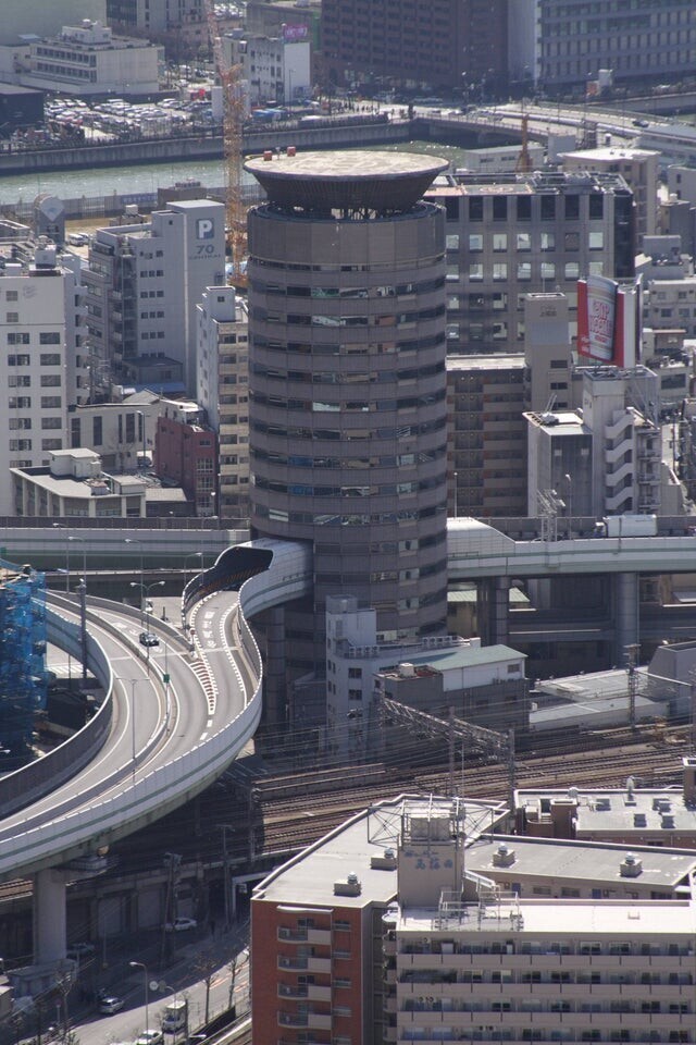 Дорога проходит через здание в Осаке, Япония