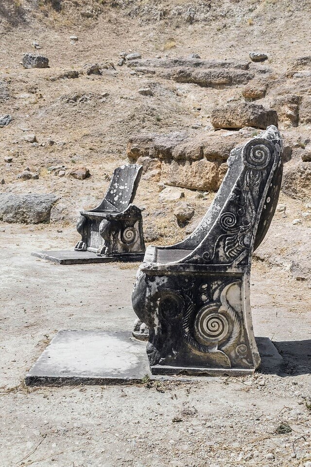 2000 - летние мраморные троны в театре Оропоса, Греция