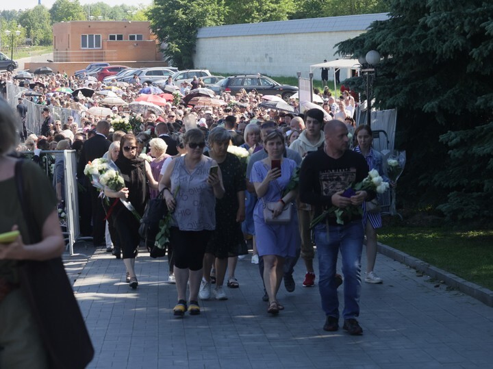 Белые розы и километровая очередь: поклонники простились с Юрием Шатуновым