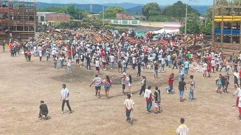 В Колумбии во время корриды обрушилась трибуна со зрителями. Есть погибшие