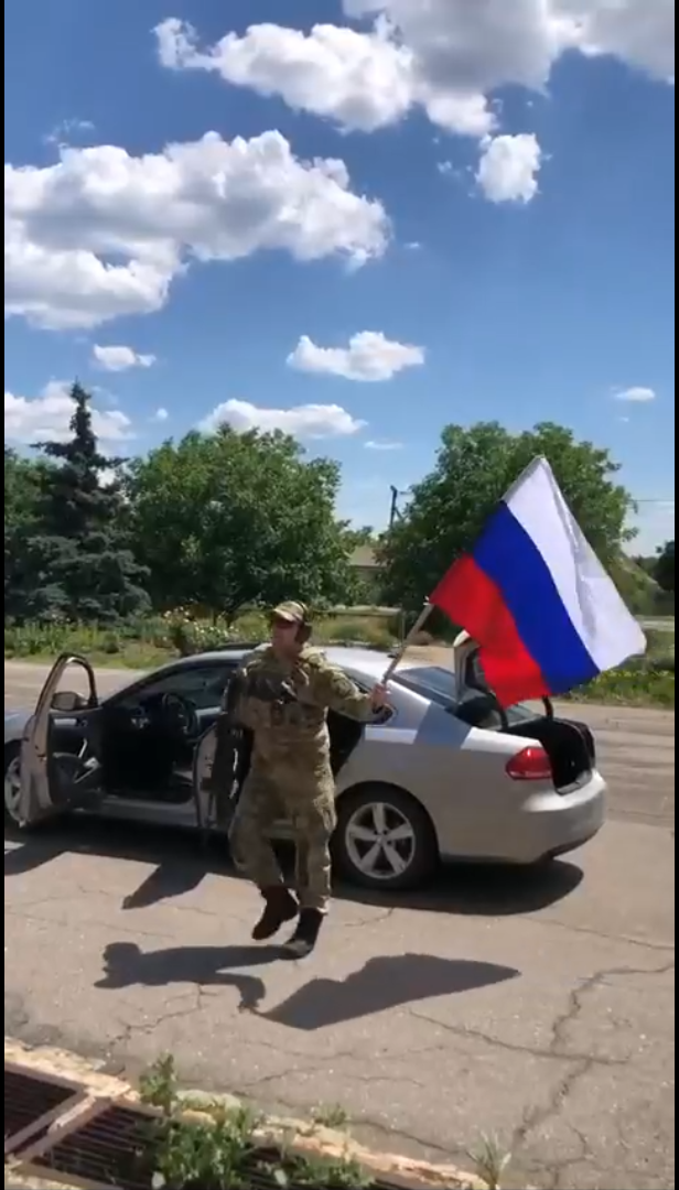 В Запорожье, в селе украинцы сорвавшие российский флаг со школы , вешают его назад