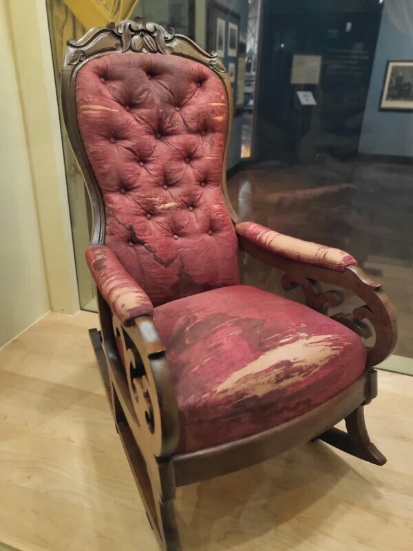 В этом кресле сидел Авраам Линкольн, когда его убийца сделал смертельный выстрел
