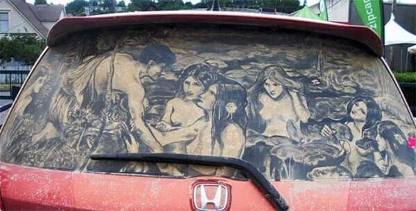 Эта картина нарисована из грязи и пыли, покрывших заднее стекло машины