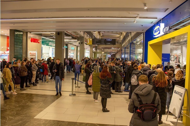 Хаос и длинные очереди: как проходит закрытая распродажа в IKEA для "своих"