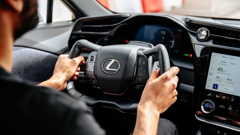 Новый «штурвал» Lexus и некоторые преимущества по сравнению с обычным рулевым колесом