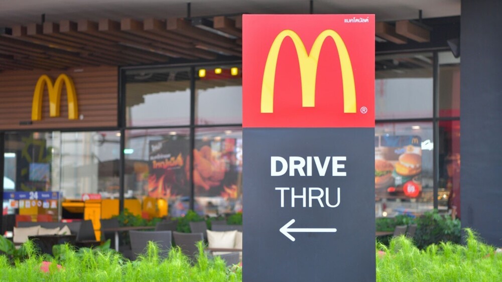 5. Первый McDonalds с обслуживанием за рулём был сделан для солдат, которые не могли выйти из машины в форме