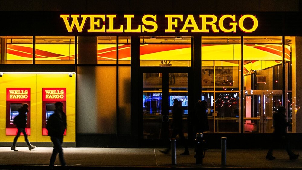 3. ФБР вынудило компанию Wells Fargo повторно нанять сотрудника-разоблачителя, сообщившего о мошенничестве, и выплатить ему 5,4 миллиона долларов в качестве компенсации за ущерб