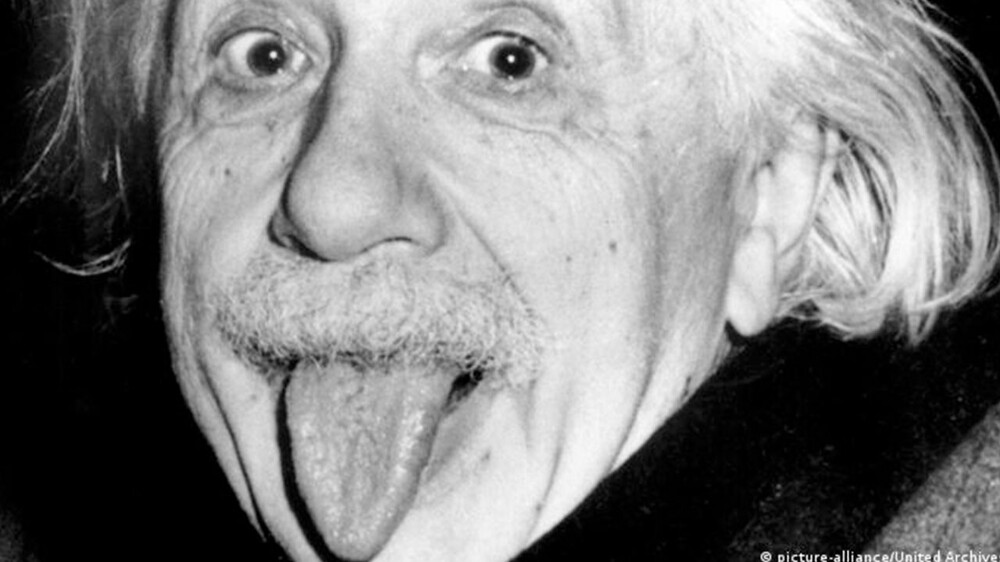 9. Культовое фото Эйнштейна с высунутым языком было результатом его раздраженной реакции на папарацци, просивших "улыбочку" в день его 72-летия