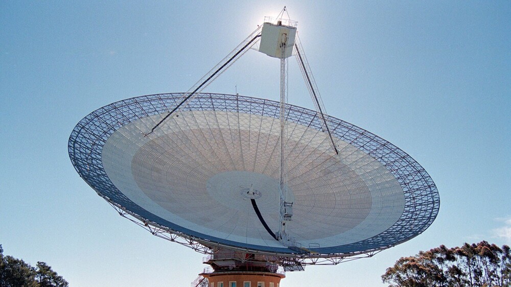 18. Учёные радиообсерватории Паркса в Австралии потратили 17 лет, пытаясь идентифицировать мощные, но чрезвычайно короткие радиовсплески, которые появлялись бы через, казалось бы, случайные промежутки времени