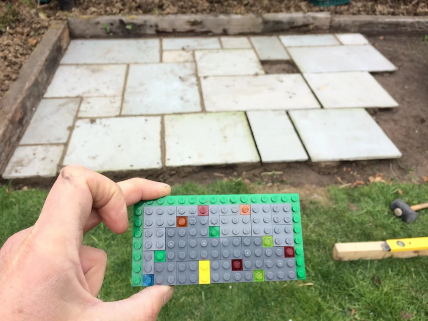 "Я использовал LEGO, чтобы спланировать, как будет лежать плитка"