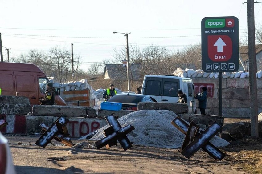«Мирный» Киев: неубранные блокпосты, взрывы, пожары и ожидание «Железного купола»