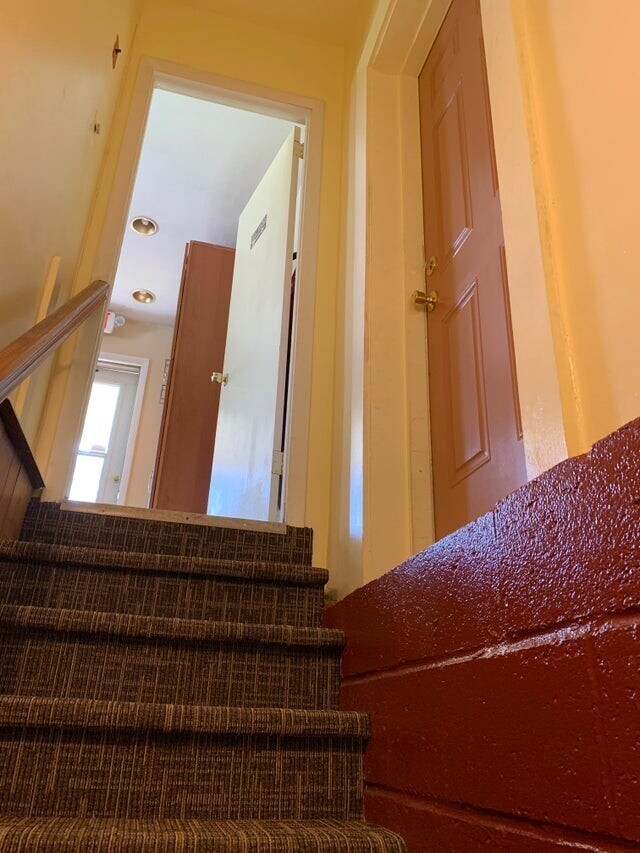 Дверь из кладовки можно приоткрыть совсем немного, так как мешает лестница