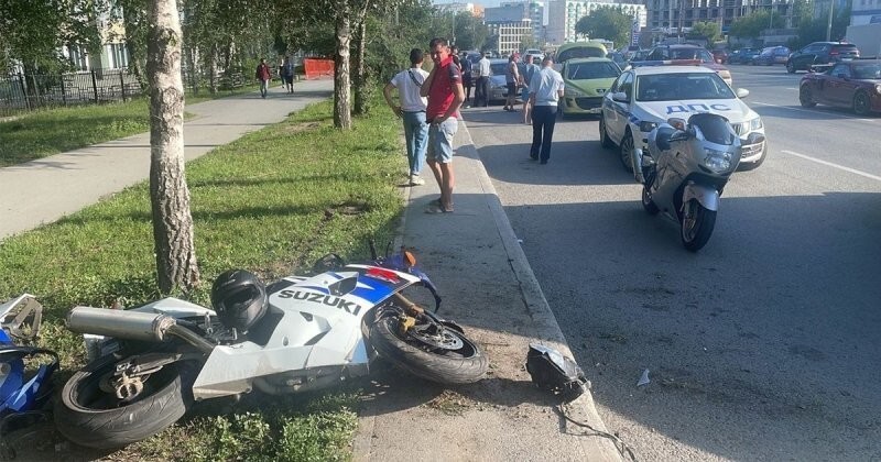 Авария дня. Мотоциклист серьёзно пострадал после столкновения с «Пежо» в Новосибирске