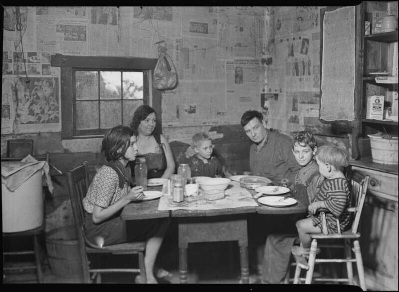 12. Шахтер и его семья в своем доме. Скоттс-Ран, Западная Вирджиния. 19 марта 1937 г.