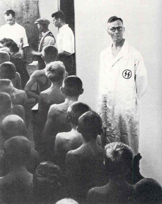 8. Польские дети в ожидании медосмотра, после которого они попадут или на усыновление в немецкие семьи, или в лагеря смерти. 1940 г.