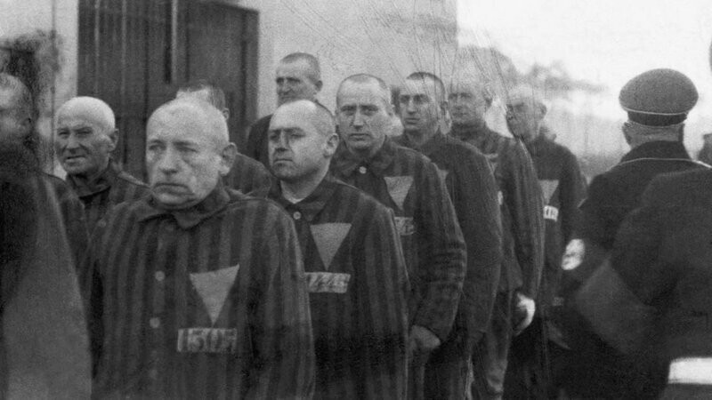24. Заключенные-гомосексуалисты в концентрационном лагере в Заксенхаузене, Германия, с розовыми треугольниками на униформе, 19 декабря 1938 года