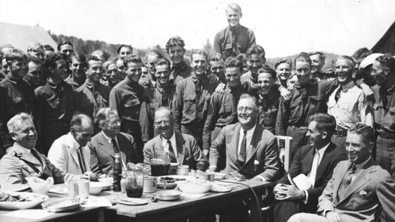 21. Рузвельт посещает лагерь Гражданского корпуса охраны окружающей среды (Civilian Conservation Corps), 1933 год