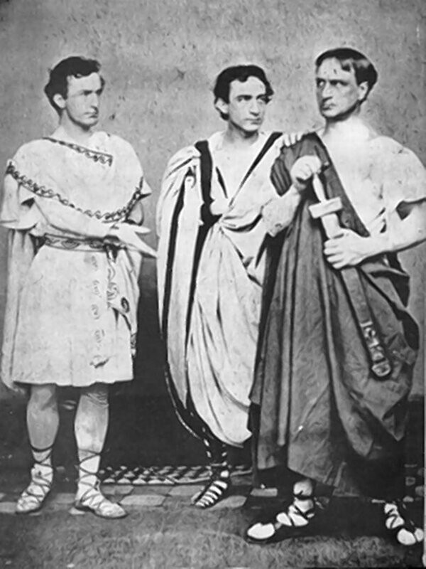 14. Джон Уилкс Бут (слева) в костюме Марка Антония в постановке пьесы Шекспира «Юлий Цезарь» 1864 года. Считается, что история убийства Цезаря привела Бута к мысли об убийстве Линкольна