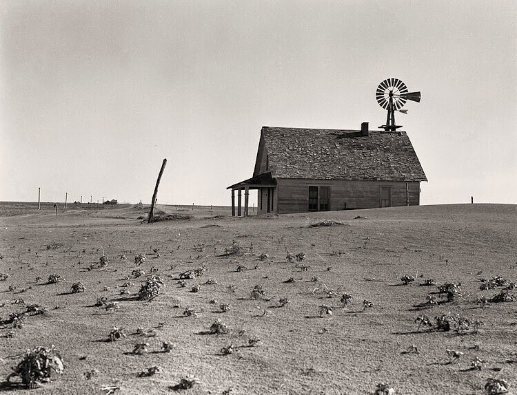 30. Ферма в районе Колдуотер, Техас. Эта обитаема, но большинство остальных ферм заброшены из-за серии катастрофических пыльных бурь в прериях США и Канады между 1930 и 1936 годами. Эти бури получили название Пыльный котёл