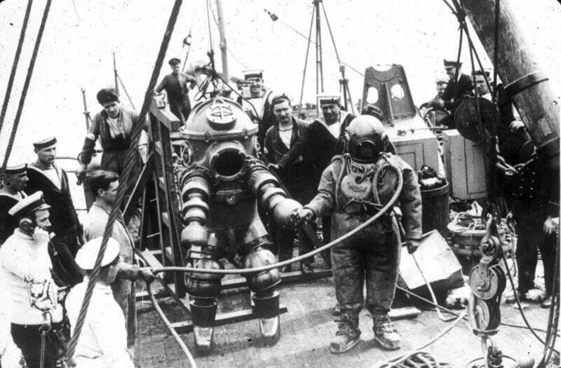 20. Джим Джарретт в водолазном костюме Tritonia готовится к исследованию затонувшего корабля "Лузитания", 1935 год