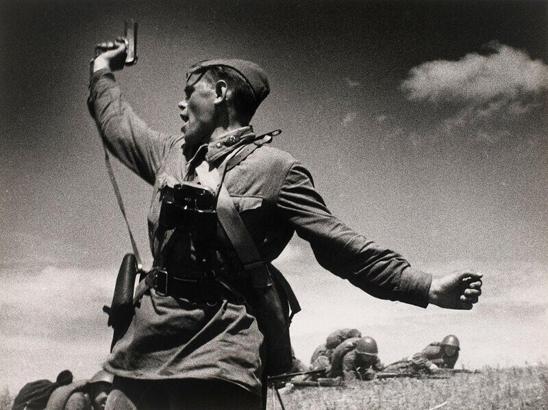10. Советский политрук 220-го пехотного полка призывает солдат к штурму, Восточный фронт, Украина, 12 июля 1942 года. Говорят, что герой снимка погиб через несколько минут после того, как он был сделан