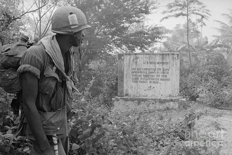 4. Темнокожий солдат США читает сообщение, оставленное Вьетконгом во время войны во Вьетнаме: «Американские солдаты-негры, вы совершаете те же позорные преступления в Южном Вьетнаме, что клика Ку-клукс-клана совершает против вашей семьи дома», 1970
