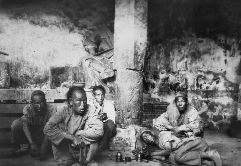 13. Опиумные наркоманы в Пекине, 1908 год