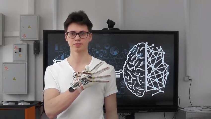 ⁠⁠Московский школьник изобрел перчатку, озвучивающую язык жестов⁠⁠
