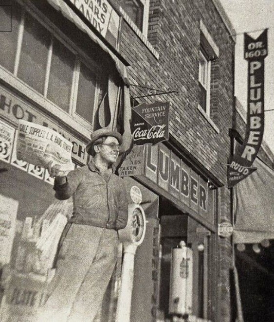 Рэй Брэдбери торгует газетами на углу Олимпик и Нортон в Лос–Анджелесе, 1938 год, США