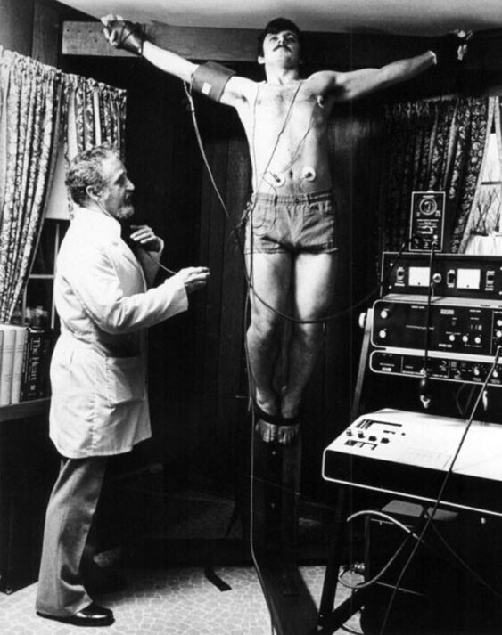 Американский патологоанатом Фредерик Цугибе проводит эксперимент, чтобы определить как был распят Христос, 1984 год, Рокленд